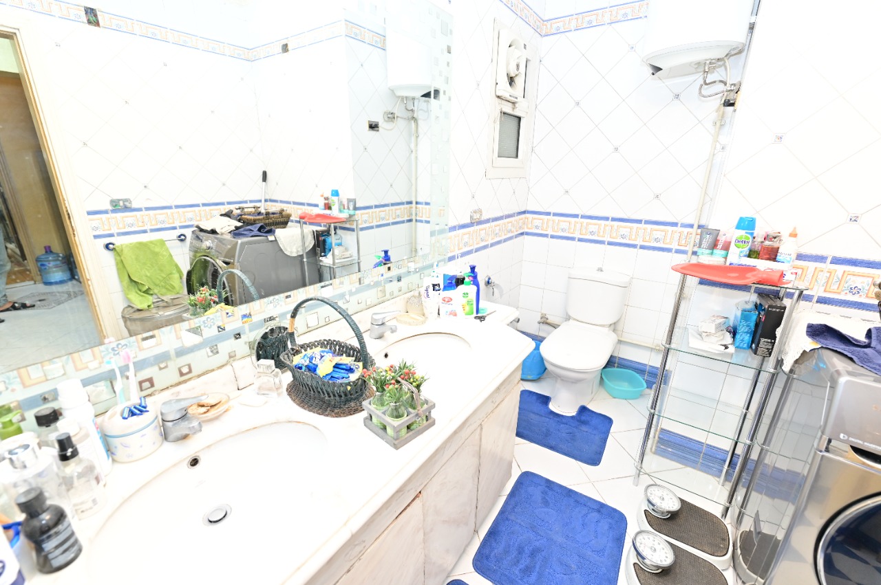 شقة للبيع 300م فيو نادى الصيد عمارة مميزة 4غرف موقع تحفة تم تخفيض السعر من 5500.000 لجدية البيع الشديدة المواصفات : المساحة : 300م التقسيم : 4غرف 5 ربيبشن 3حمام ومطبخ التشطيب : هاى لوكس أرضيات رخام وجزء أرضيات باركية وأسقف سيريالى الطابق : بين 7 و 15 مرتفع لترى فيو مميز وليس أخير طبعا يوجد 2 مصعد حراسة 24 ساعة البيع شامل حصة الارض مواصفات إضافية : يوجد بالشقة 3 بلكونات إمكانية تقفيل 5 غرف البيع يشمل حصة جراج يوجد أجهزة إنذار حريق بالشقة يوجد بالبرج شروط الامان والسلامة القصوى مهم جدا أن تعرف قبل الإتصال : أنا أحمد إبراهيم أعمل مستشارا عقاريا وبالتسويق بالعقارات منذ 2008 أقدم النصيحة قبل العقار والمساعدة لعميلى وتحقيق أهدافة هو أولويتى فلاتتردد بالاتصال بى لطلب المساعدة والمشورة فى العقارات : شراء / بيع / تأجير / إستثمار وخدماتى : إستشارة عقارية / قانونية مجانا لشىء يخص العقار تقديم من 2 – 4 معاينات لنفس العقار فى أوقات مختلفة / تجهيز العقار مجانا بعد الشراء .هذة بعض الصور ويوجد المزيد عند التواصل