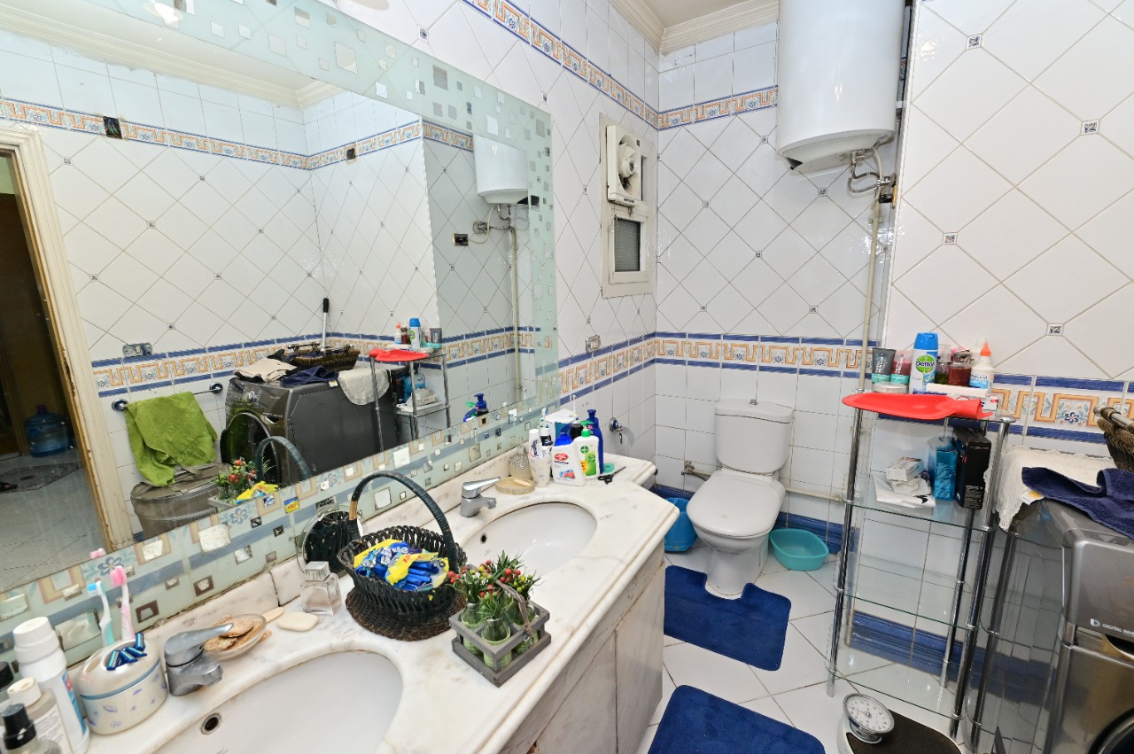 شقة للبيع 300م فيو نادى الصيد عمارة مميزة 4غرف موقع تحفة تم تخفيض السعر من 5500.000 لجدية البيع الشديدة المواصفات : المساحة : 300م التقسيم : 4غرف 5 ربيبشن 3حمام ومطبخ التشطيب : هاى لوكس أرضيات رخام وجزء أرضيات باركية وأسقف سيريالى الطابق : بين 7 و 15 مرتفع لترى فيو مميز وليس أخير طبعا يوجد 2 مصعد حراسة 24 ساعة البيع شامل حصة الارض مواصفات إضافية : يوجد بالشقة 3 بلكونات إمكانية تقفيل 5 غرف البيع يشمل حصة جراج يوجد أجهزة إنذار حريق بالشقة يوجد بالبرج شروط الامان والسلامة القصوى مهم جدا أن تعرف قبل الإتصال : أنا أحمد إبراهيم أعمل مستشارا عقاريا وبالتسويق بالعقارات منذ 2008 أقدم النصيحة قبل العقار والمساعدة لعميلى وتحقيق أهدافة هو أولويتى فلاتتردد بالاتصال بى لطلب المساعدة والمشورة فى العقارات : شراء / بيع / تأجير / إستثمار وخدماتى : إستشارة عقارية / قانونية مجانا لشىء يخص العقار تقديم من 2 – 4 معاينات لنفس العقار فى أوقات مختلفة / تجهيز العقار مجانا بعد الشراء .هذة بعض الصور ويوجد المزيد عند التواصل