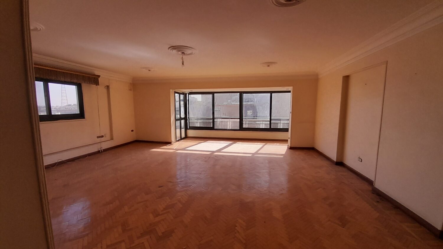 مكتب للإيجار فى شارع مصدق 200م فى الدقى موقع مميز