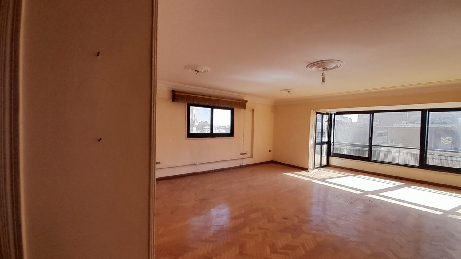 مكتب للإيجار فى شارع مصدق 200م فى الدقى موقع مميز