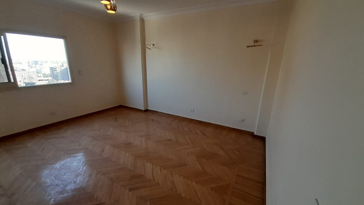 شقة 200 م للبيع فى الدقى بتفرعات شارع مصدق