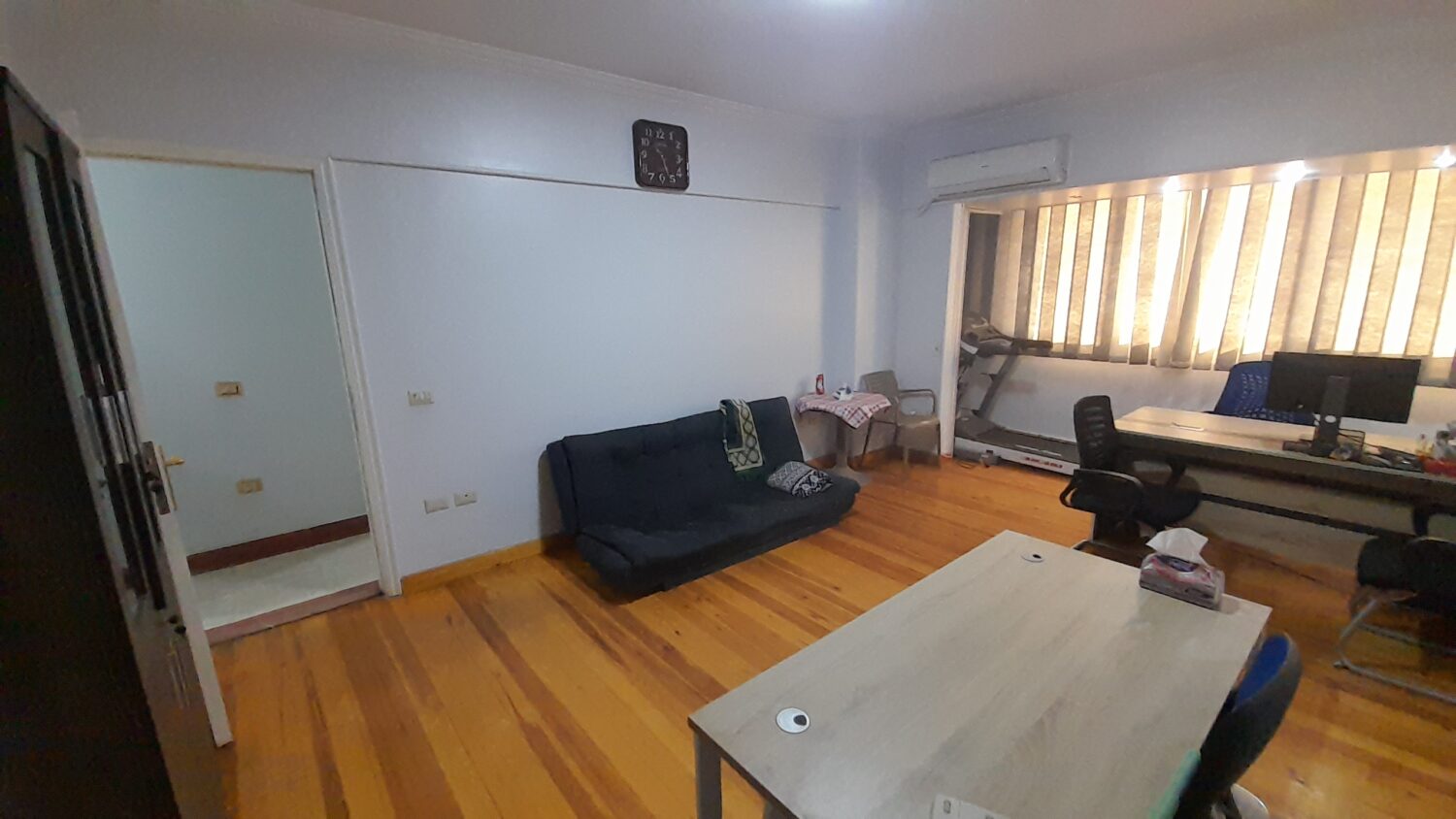 مكتب مفروش للايجار 300م فى الدقى تفرع مصدق مكيف بالكامل