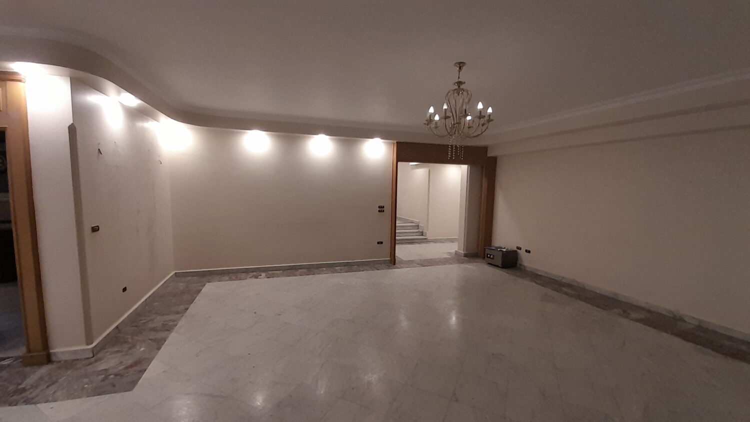 شقة للبيع فى الدقى شارع المساحة 265م لها حصة جراج ولا تحتاج مصاريف