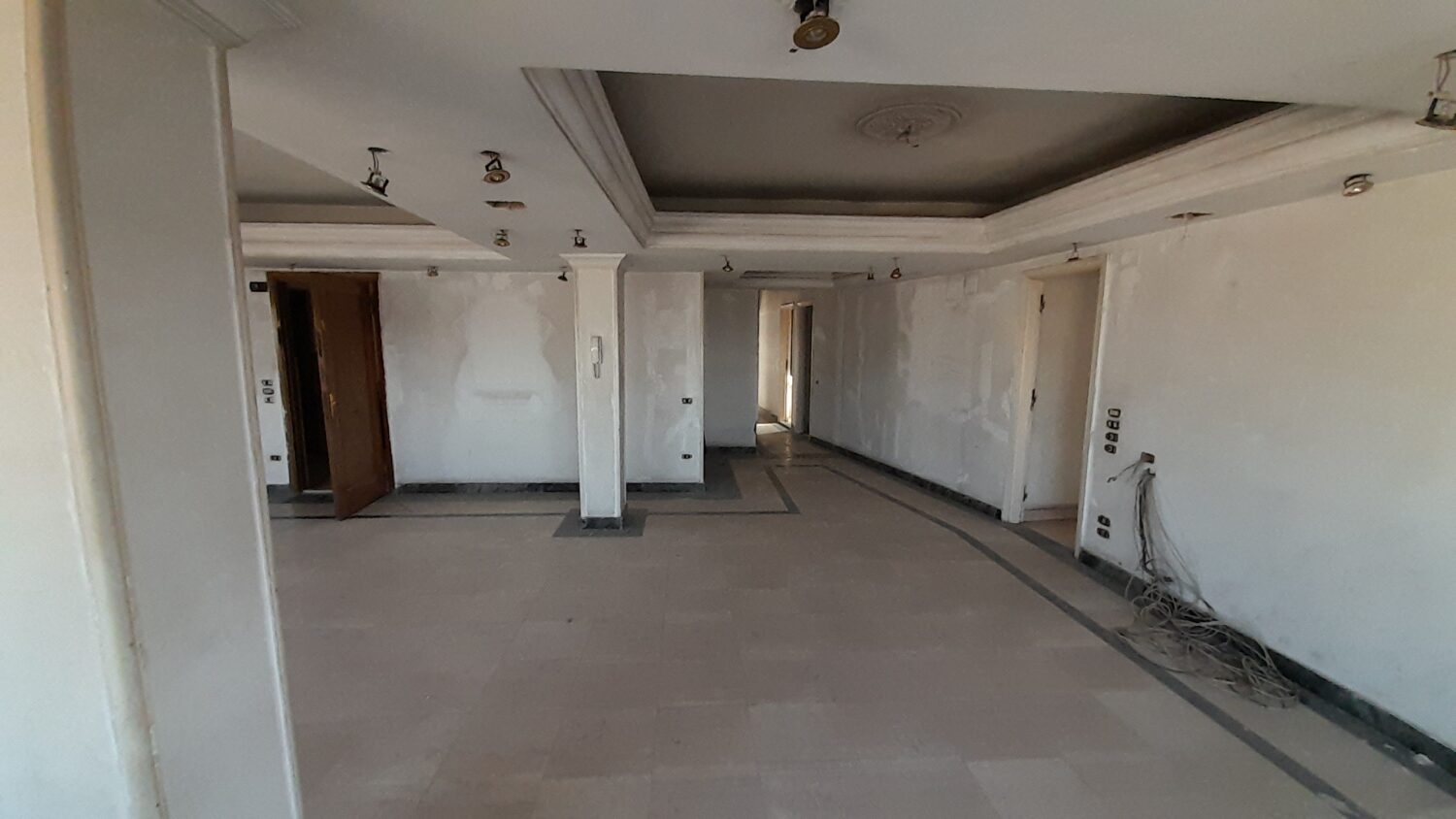 شقة للبيع فى العجوزة قرب النيل شارع المتحف الزراعى 320م طابق اخير معزولة