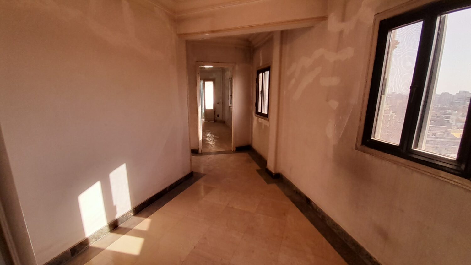 شقة للبيع فى العجوزة قرب النيل شارع المتحف الزراعى 320م طابق اخير معزولة