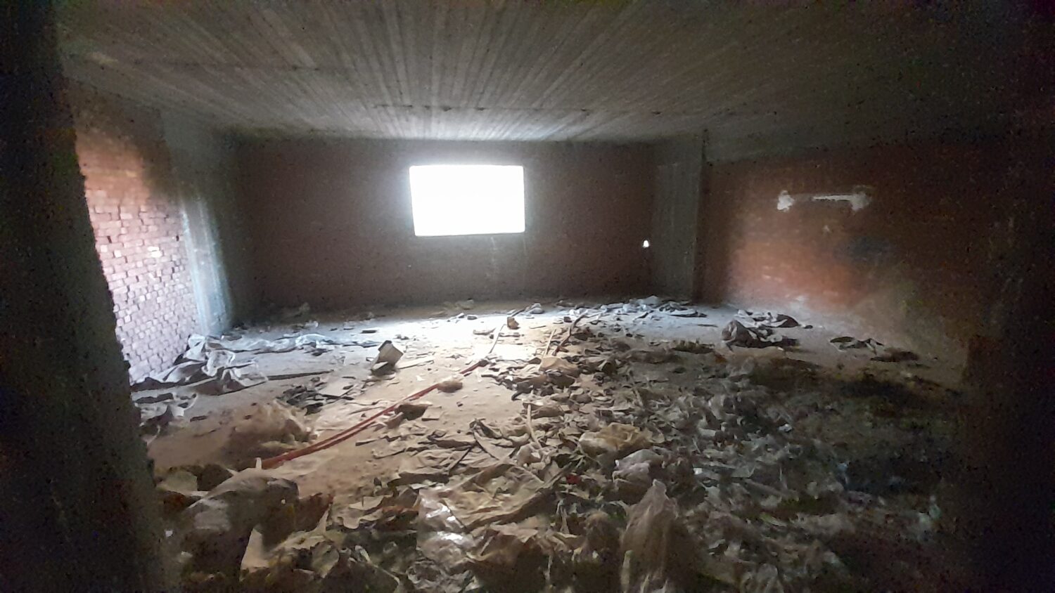 مكتب برخصة إداري للبيع  500 م في عمارة جديدة قرب ميدان الثورة موقع مميز (طوب احمر )