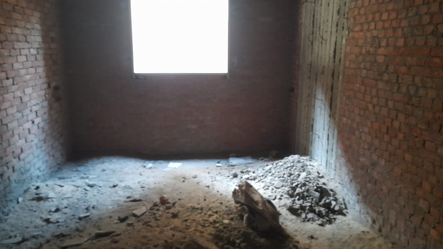 مكتب برخصة إداري للبيع  500 م في عمارة جديدة قرب ميدان الثورة موقع مميز (طوب احمر )