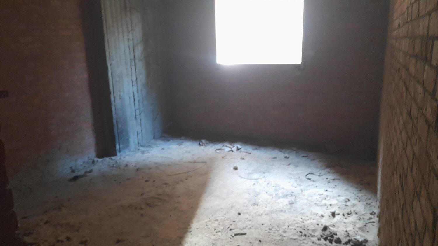 مكتب برخصة إداري للبيع  500 م في عمارة جديدة قرب ميدان الثورة موقع مميز (طوب احمر )