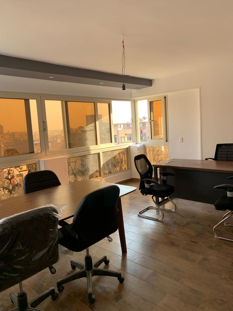 مكتب مفروش للإيجار في الدقي الرئيسي  160م في برج شيك وحديث .