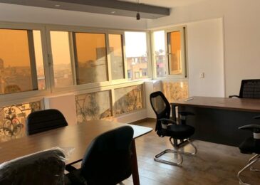 مكتب مفروش للإيجار في الدقي الرئيسي  160م في برج شيك وحديث .