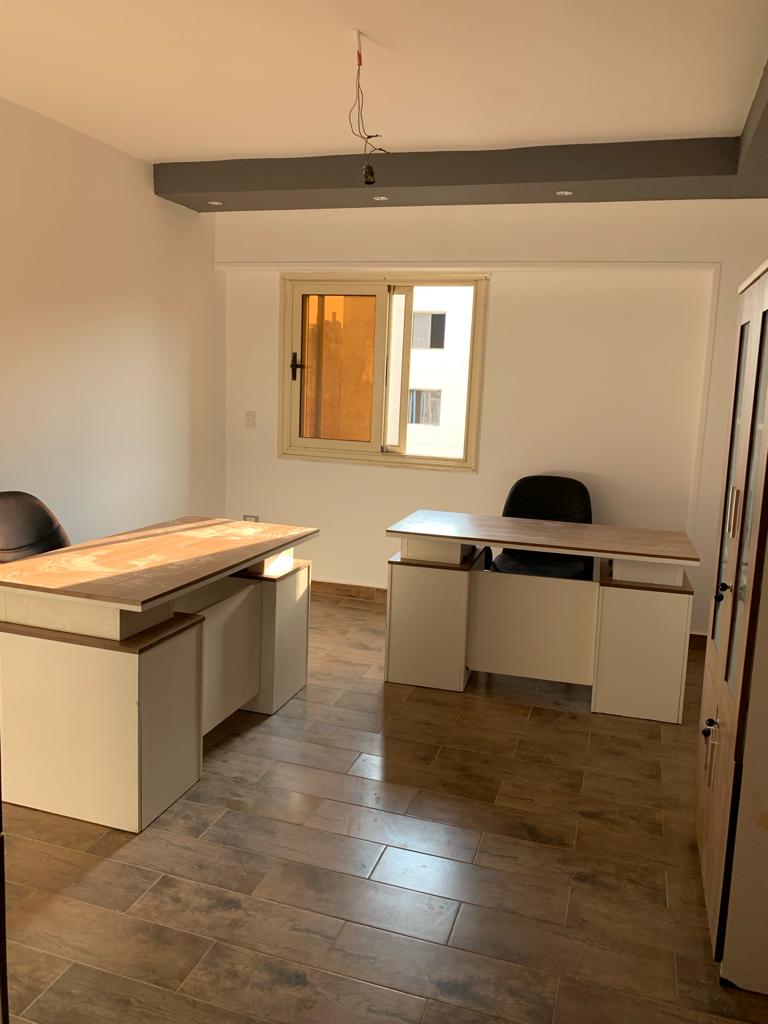 مكتب مفروش للإيجار في الدقي الرئيسي  160م في برج شيك وحديث .