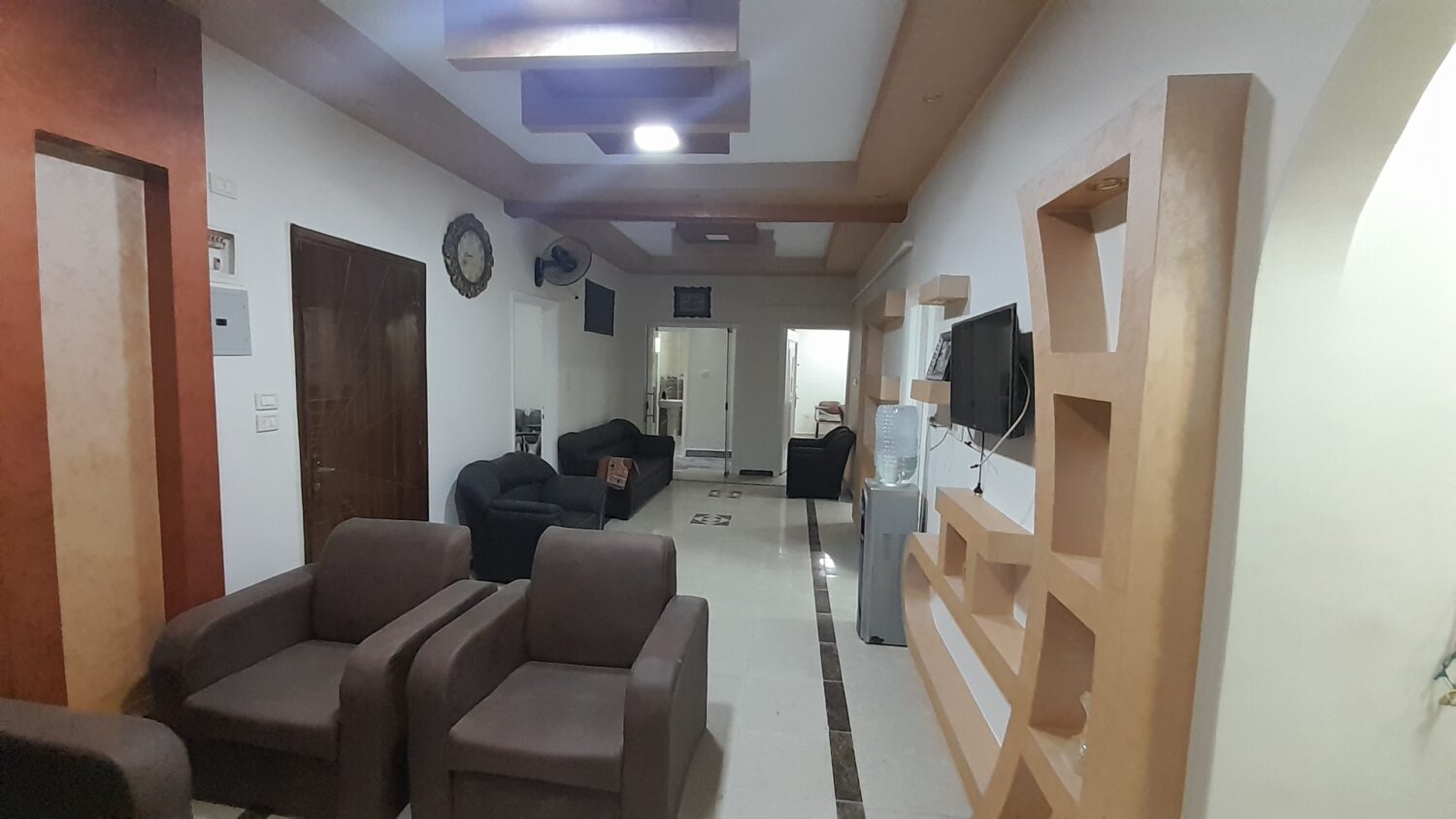 مكتب للإيجار فى الدقى 210م طابق أول سلم 4 غرف قرب مترو البحوث وقرب شارع جامعة الدول العربية