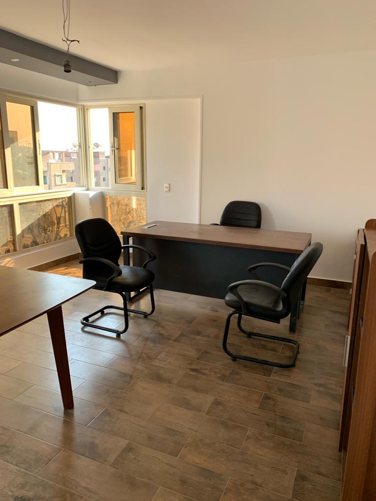 مكتب مفروش للإيجار في الدقي الرئيسي  160م في برج شيك وحديث .