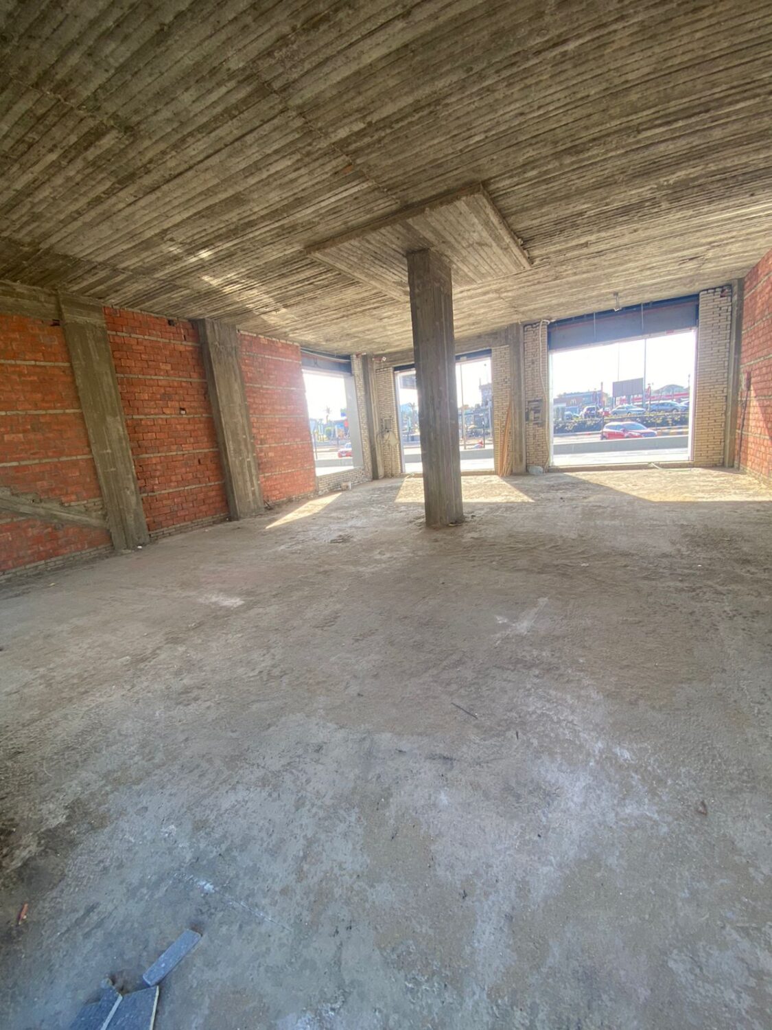 محل للإيجار فى الشيخ زايد  19 م  بأميز مول على وصلة دهشور .