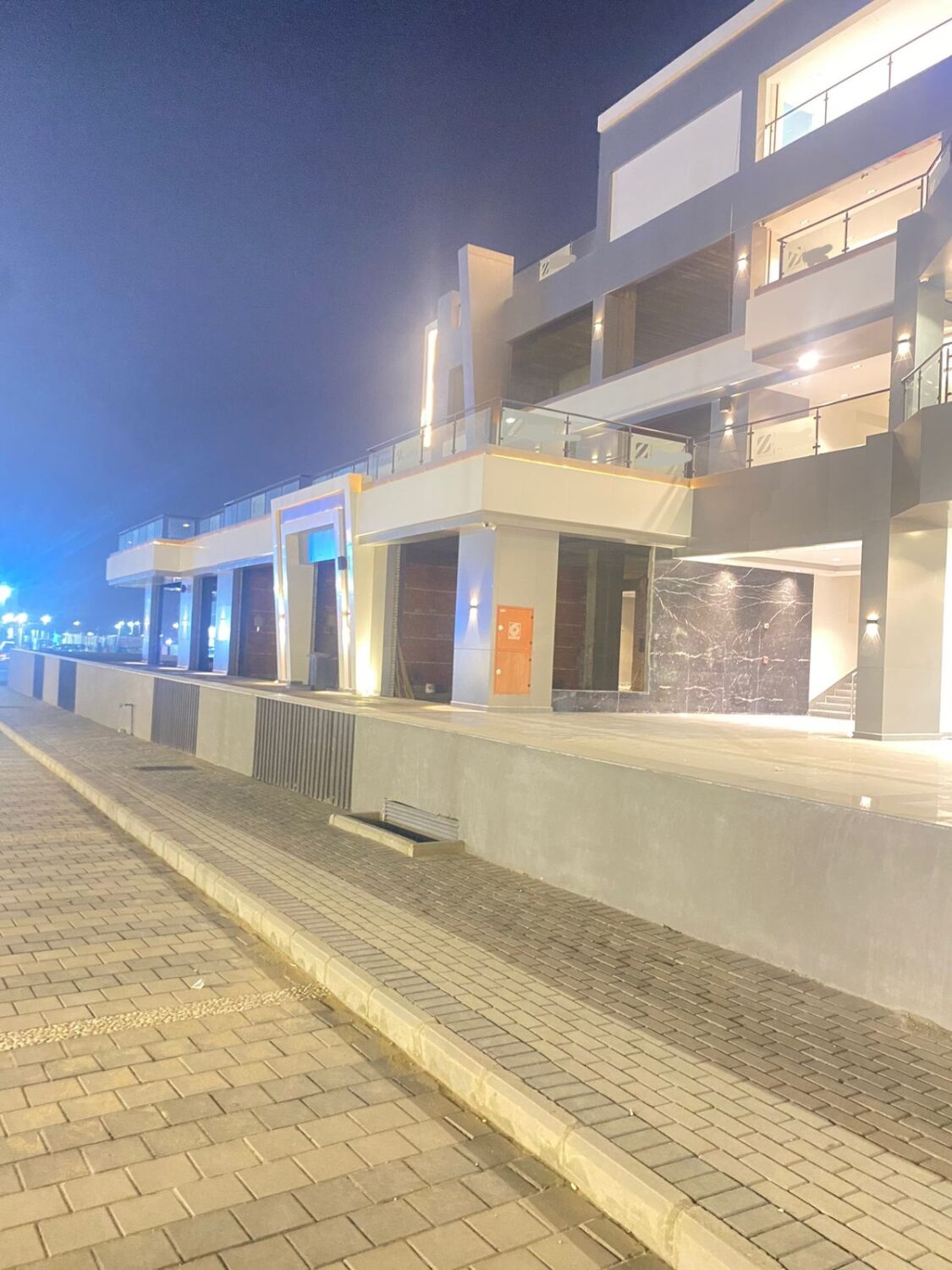 محل للإيجار فى الشيخ زايد  19 م  بأميز مول على وصلة دهشور .