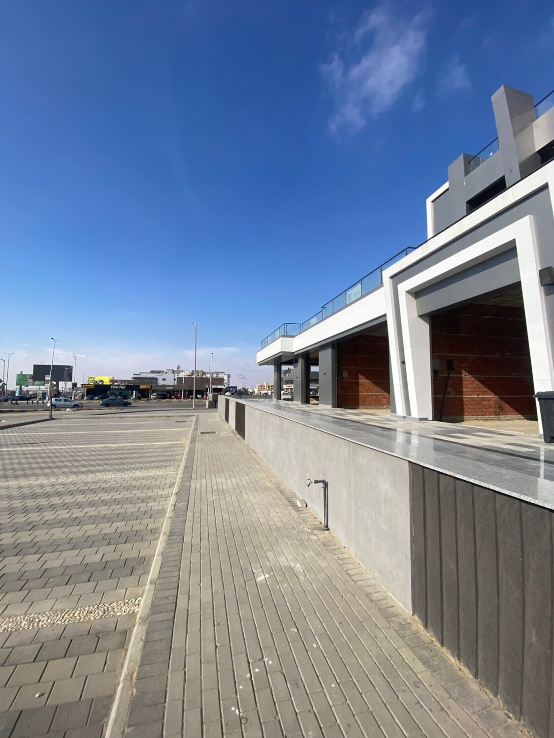 محل للإيجار فى الشيخ زايد   91م  + خارجية 14م بأميز مول على وصلة دهشور .