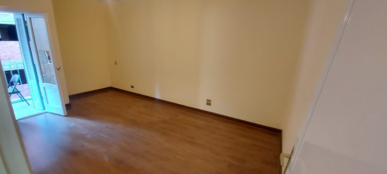 شقة للإيجار في المهندسين بدون فرش 185م تطل علي حديقة وميدان بأرضيات باركيه .