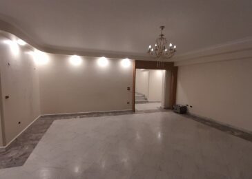 شقة للإيجار في الدقي 240م في شارع المساحة الرئيسي مكيفة بالكامل .