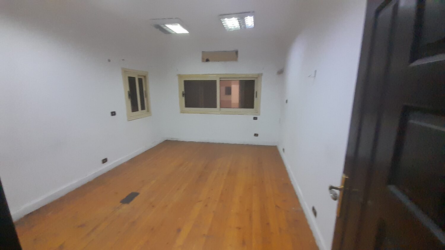 مكتب للإيجار في المهندسين شارع البطل أحمد عبد العزيز 100م تشطيب حديث   .