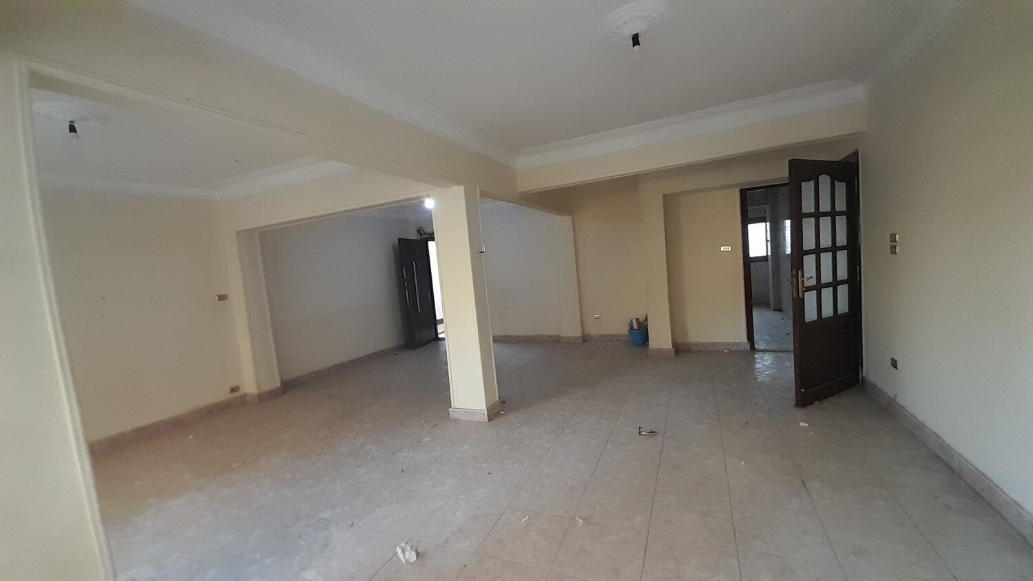 مكتب بدون فرش للإيجار في المهندسين 120م في شارع جامعة الدول الرئيسي ( بدون مصعد ) .