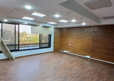 مكتب للإيجار في العجوزة 300م علي النيل برخصة إداري  موقع ممتاز .