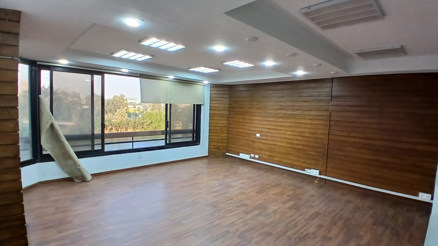 مكتب للإيجار في العجوزة 300م علي النيل برخصة إداري موقع ممتاز .