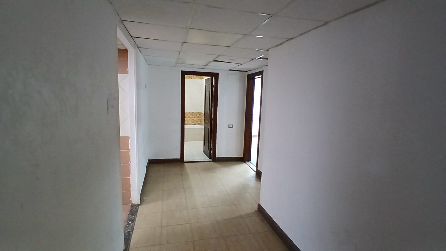 مكتب للإيجار في العجوزة 300م علي النيل برخصة إداري موقع ممتاز .