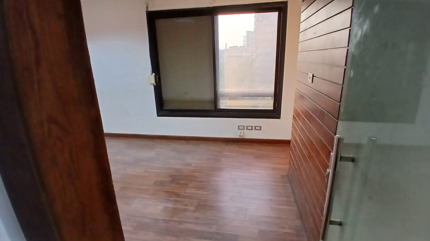 مكتب للإيجار في العجوزة 300م علي النيل برخصة إداري موقع ممتاز .