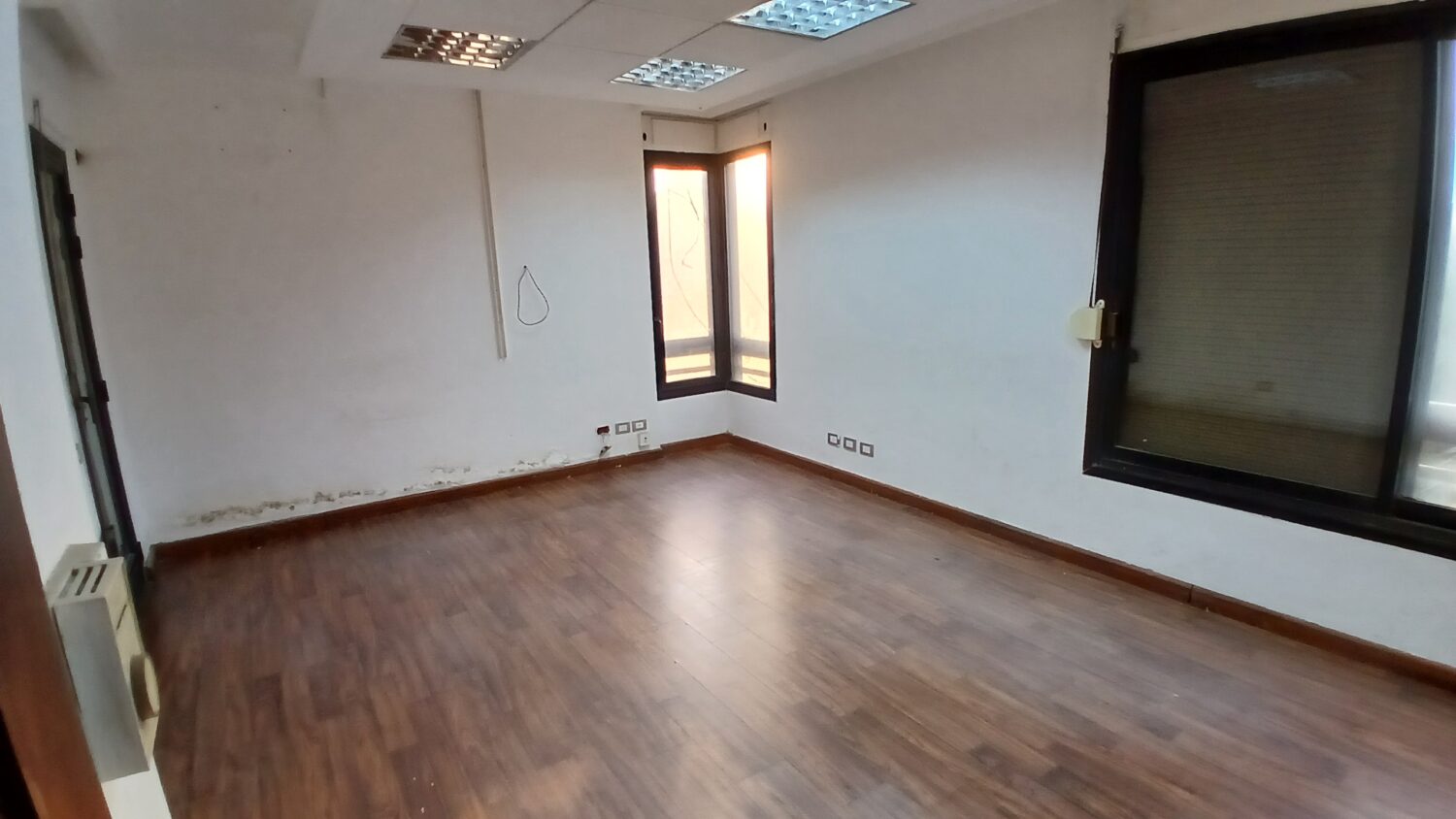 مكتب للإيجار في العجوزة 300م علي النيل برخصة إداري موقع ممتاز .