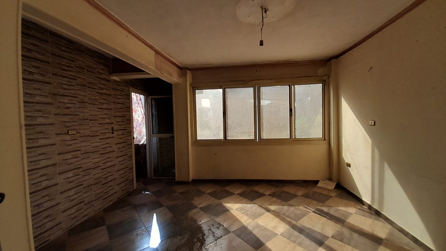 شقة للإيجار بدون فرش في المهندسين 75م في شارع جامعة الدول الرئيسي بسعر إقتصادي جدا .