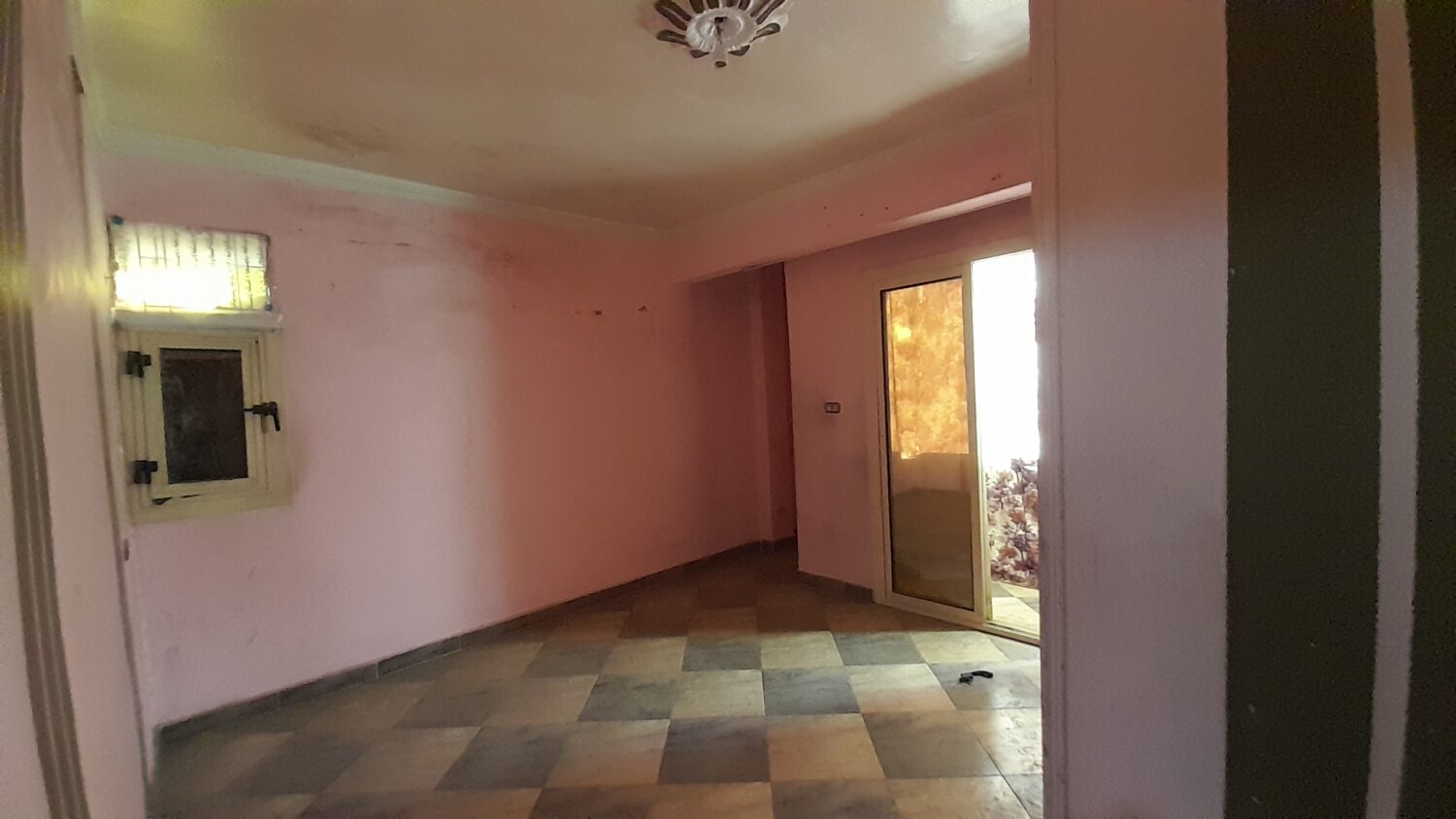 شقة للإيجار بدون فرش في المهندسين 75م في شارع جامعة الدول الرئيسي بسعر إقتصادي جدا .