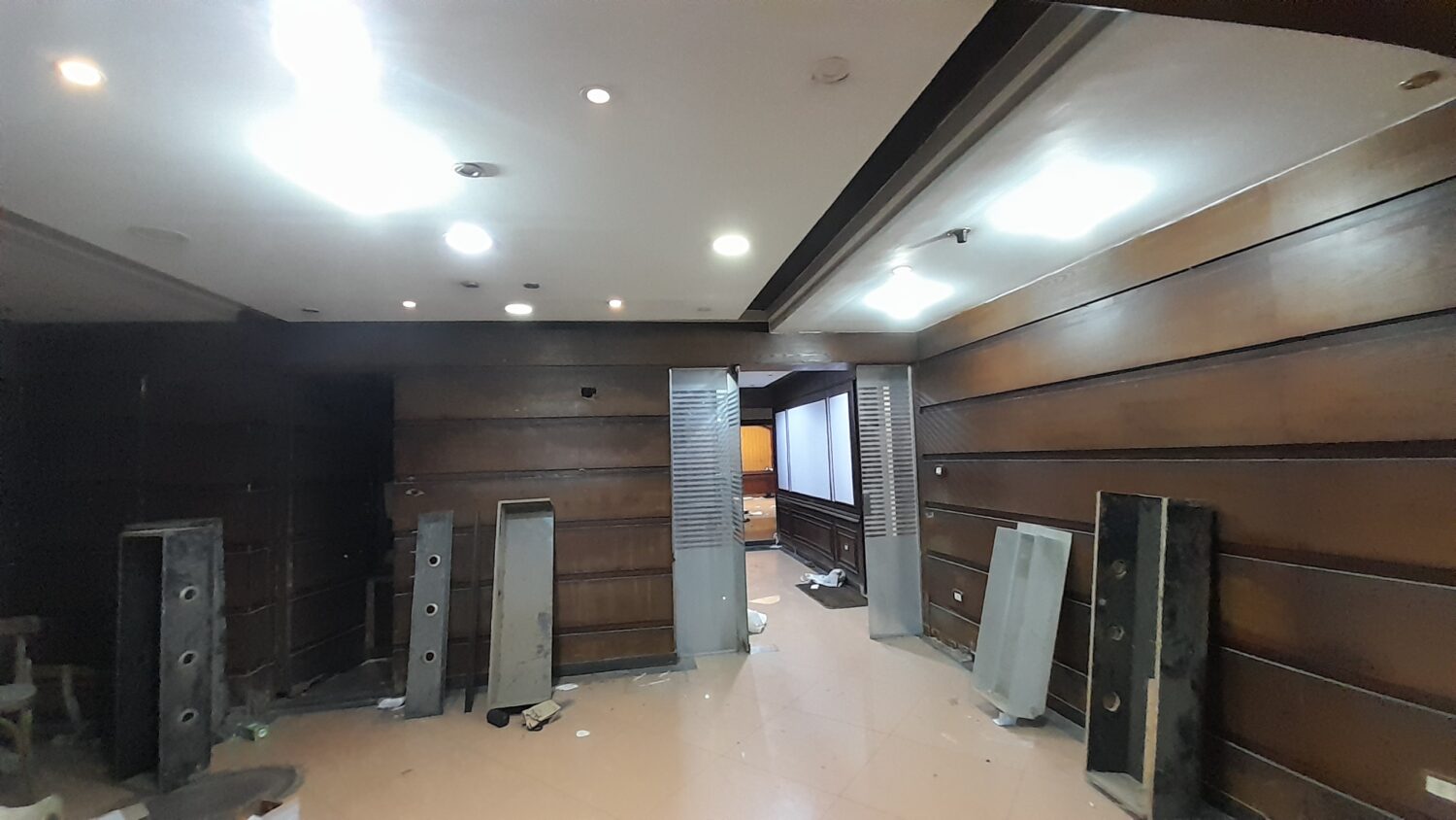 مكتب للإيجار في العجوزة 210م في شارع نوال الرئيسي ( أرضي بمخل خاص ) .