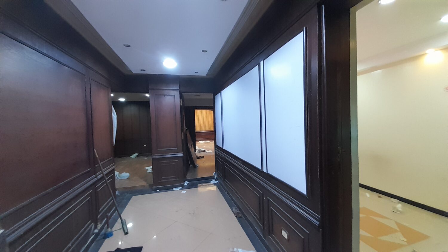 مكتب للإيجار في العجوزة 210م في شارع نوال الرئيسي ( أرضي بمخل خاص ) .