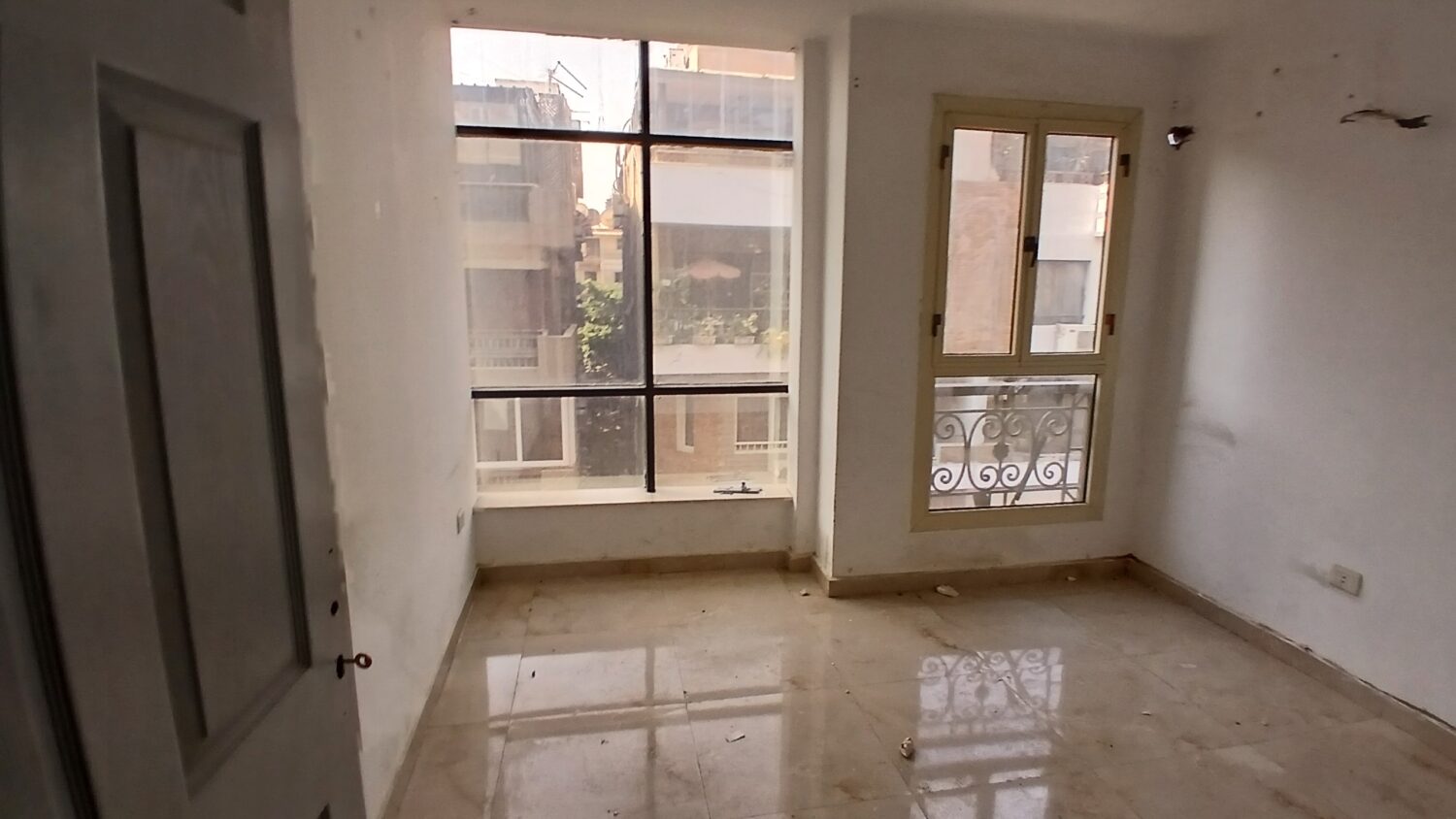 مكتب للإيجار في الدقى 65م قرب نادى الصيد موقع مميز برج إدارى ( برخصة إداري ) .