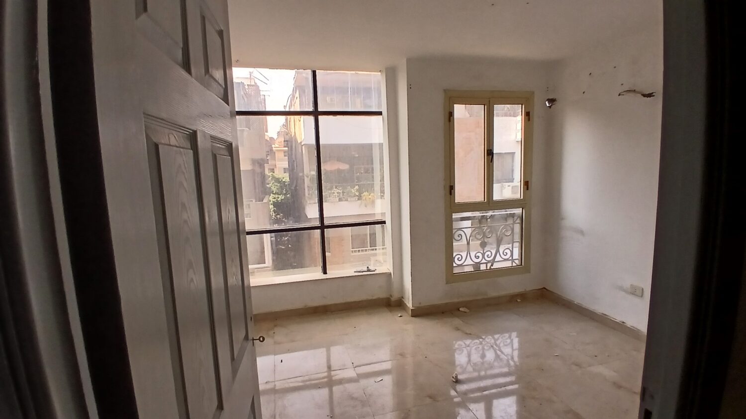 مكتب للإيجار في الدقى 65م قرب نادى الصيد موقع مميز برج إدارى ( برخصة إداري ) .