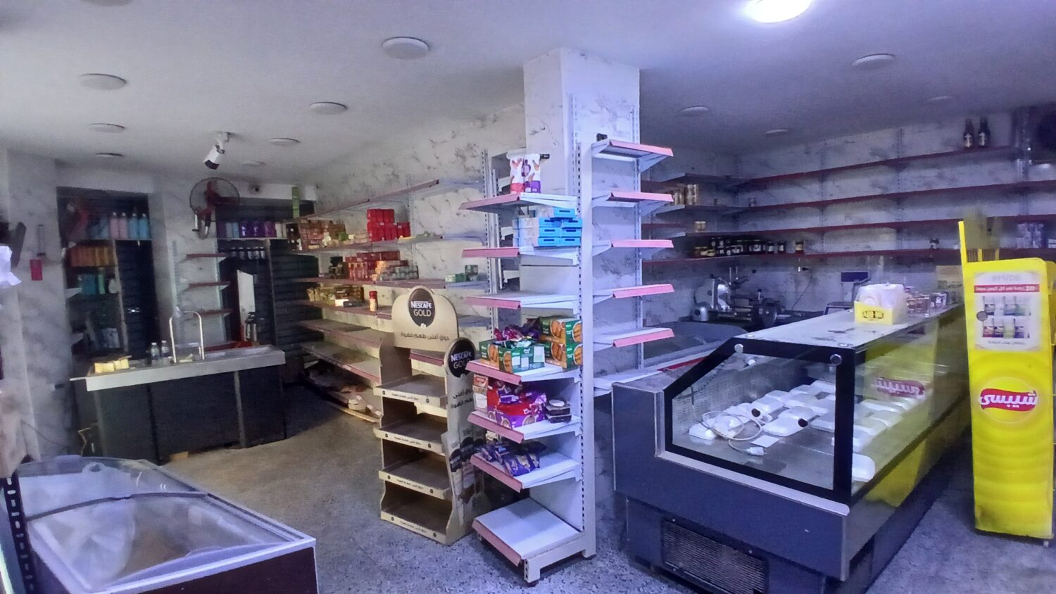 محل للايجار في العجوزة 80م في شارع د محمد شاهين شارع رئيسى .