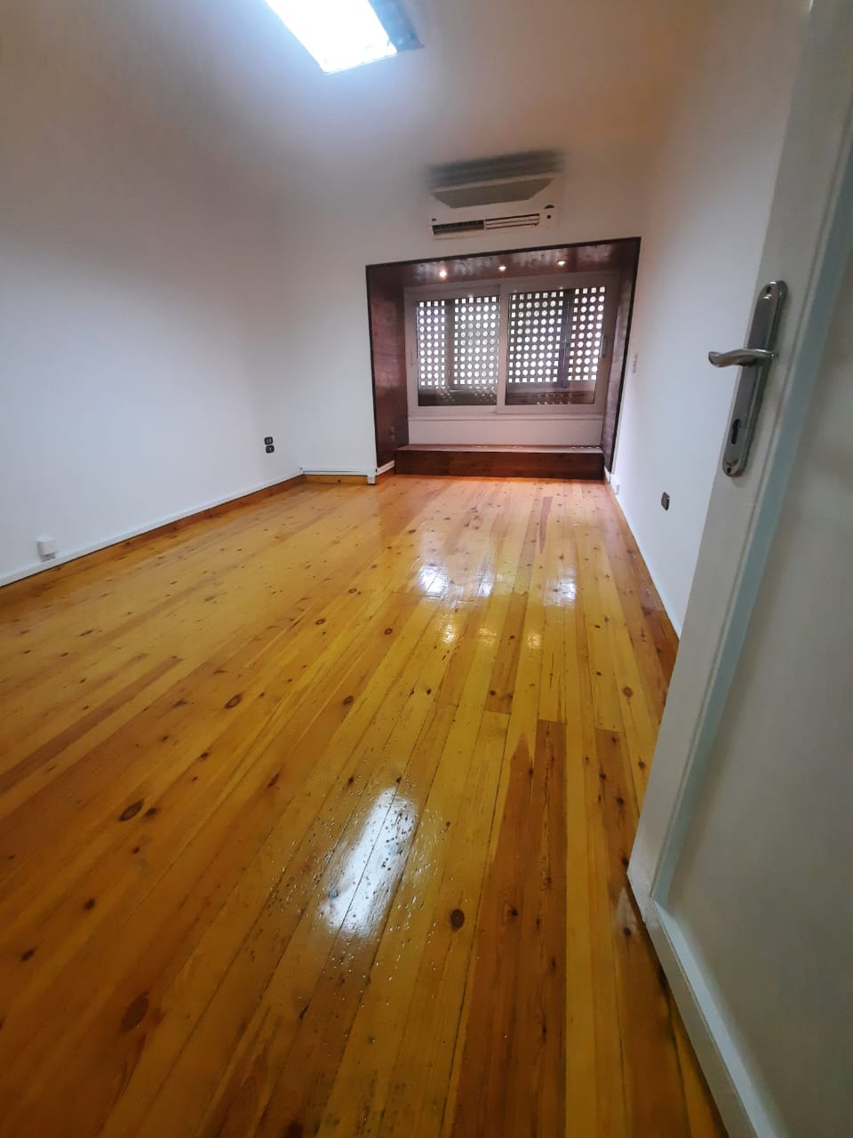 مكتب دوبلكس للإيجار في الزمالك 200م قريب من شارع 26 يوليو ( موقع ممتاز ) .