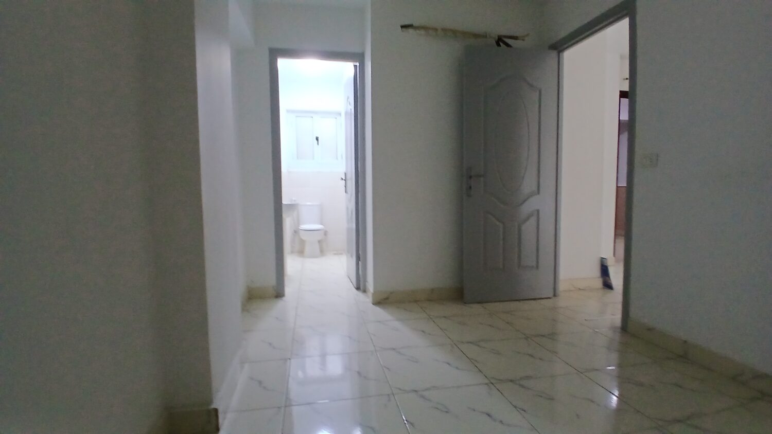 مكتب للإيجار في الدقى 80م قرب نادى الصيد موقع مميز برج إدارى ( برخصة إداري ) .