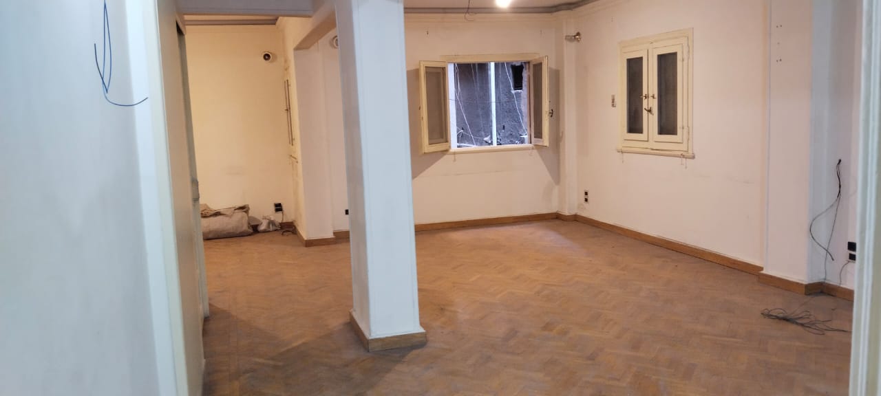 مكتب للإيجار في العجوزة 120م قرب شارع نوال و شارع الدقى .