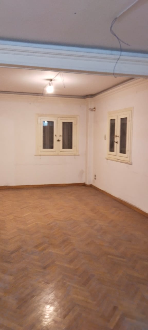 مكتب للإيجار في العجوزة 120م قرب شارع نوال و شارع الدقى .