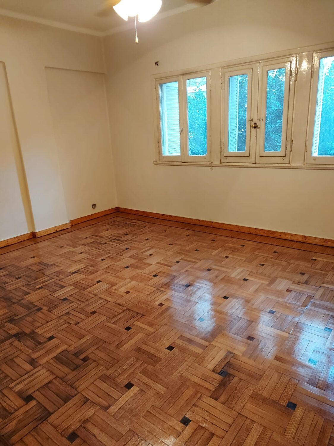 مكتب للإيجار في شارع البطل أحمد عبد العزيز 170م على الرئيسى مباشرة سكنى أو إداري .