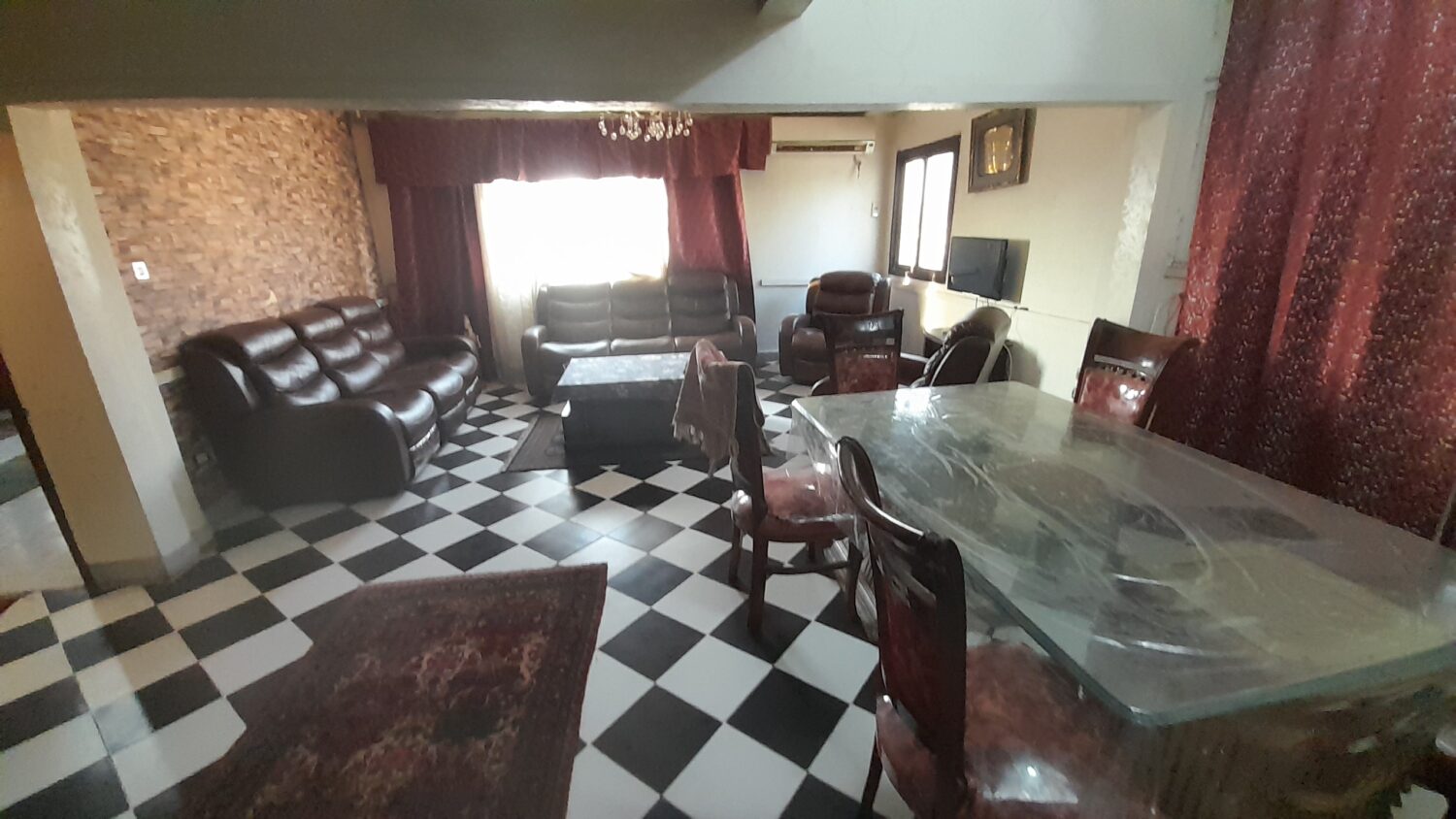 شقة للبيع فى العجوزة 100م قرب مترو الدقى لها حصة بالأرض .