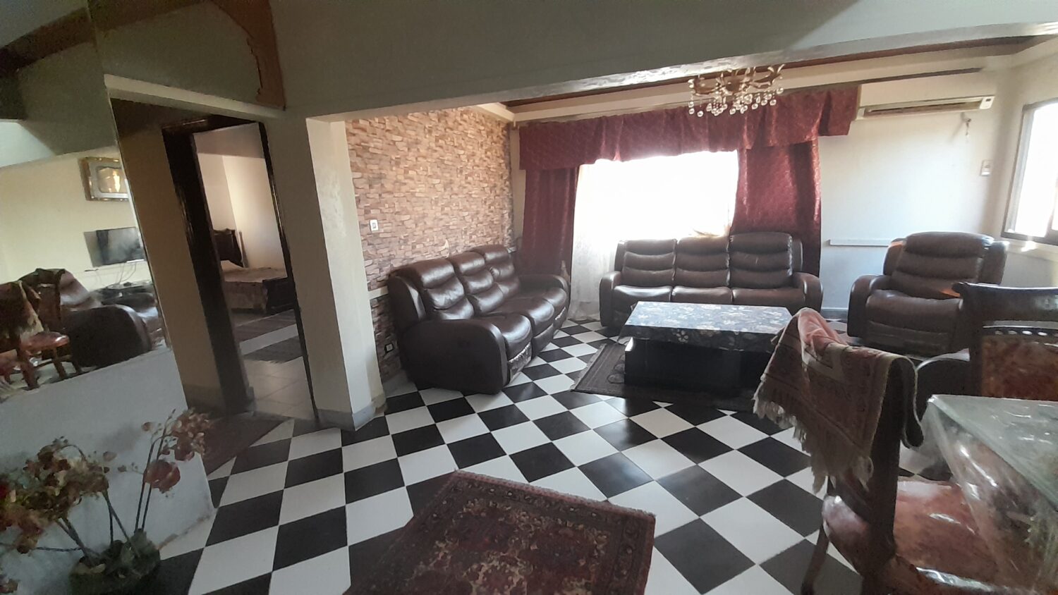 شقة للبيع فى العجوزة 100م قرب مترو الدقى لها حصة بالأرض .