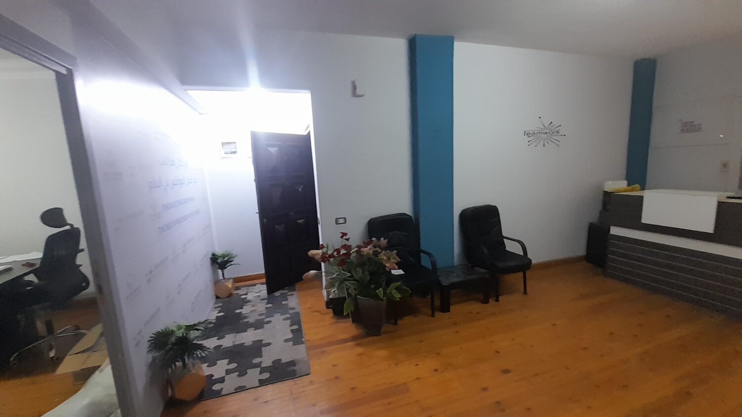 مكتب للإيجار فى الدقى 250م قرب محى الدين أبو العز الرئيسى طابق 3 سلم .