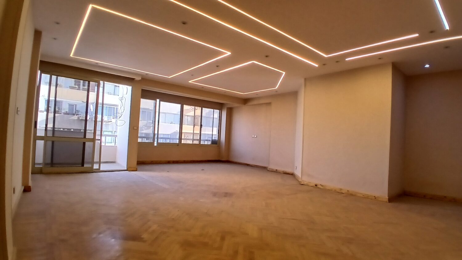 شقة للبيع فى المهندسين فى شارع عبد المنعم رياض الرئيسى240م فيو رائع تشطيب حديث