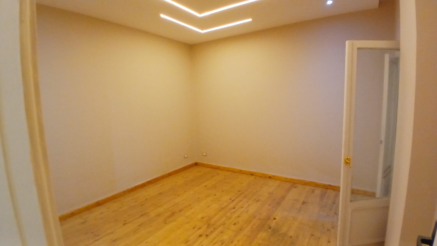 شقة للبيع فى المهندسين فى شارع عبد المنعم رياض الرئيسى240م فيو رائع تشطيب حديث