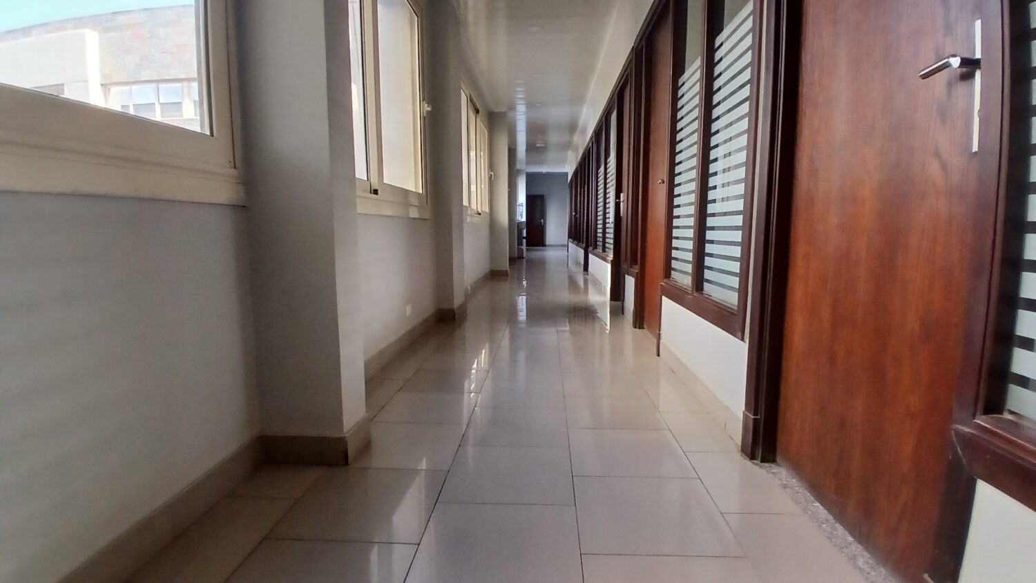 مكتب 400م للإيجار في مول شهير على شارع الشباب الرئيسى في الشيخ زايد .