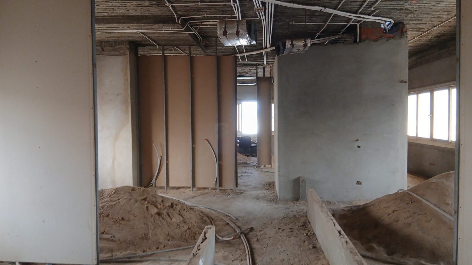 مكتب 400م للإيجار في مول شهير على شارع الشباب الرئيسى في الشيخ زايد .