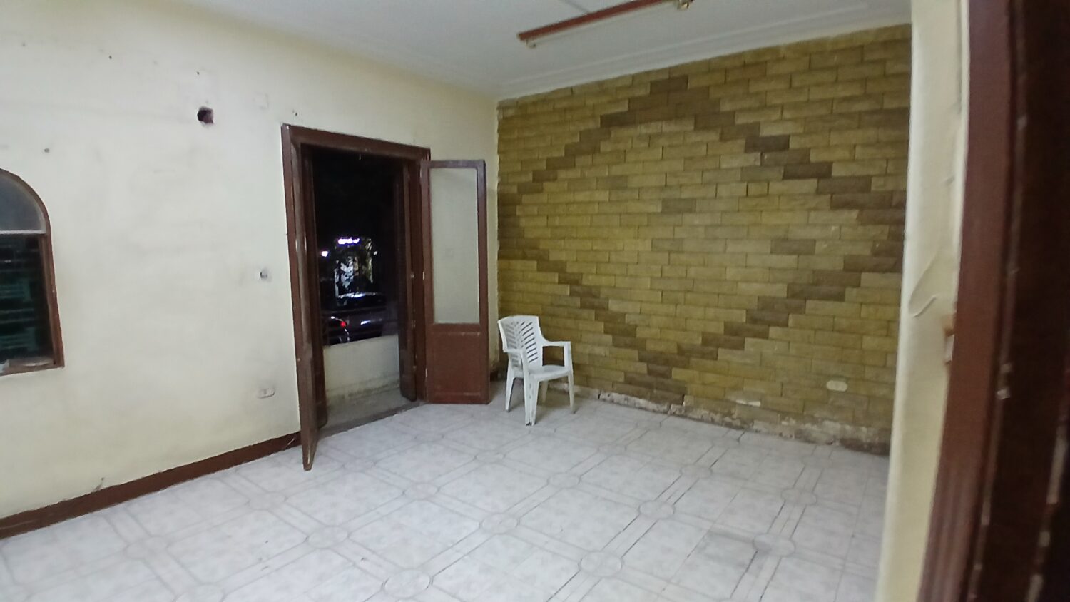 مكتب للإيجار في العجوزة 80م قرب شارع النيل و ميدان شاهين .