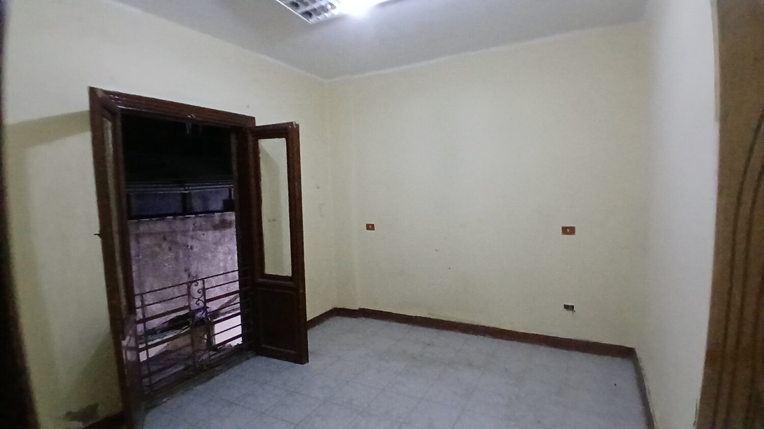 مكتب للإيجار في العجوزة 80م قرب شارع النيل و ميدان شاهين .